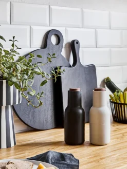 Fashion Audo Copenhagen Moulin à sel et à poivre design avec couvercle en noyer Bottle Grinder, 2 élém. Blanc, gris foncé, bois de noyer