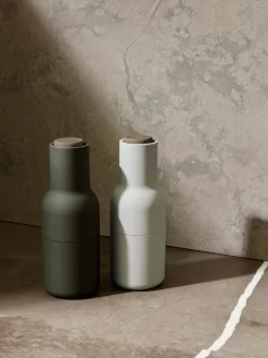 Clearance Audo Copenhagen Moulin à sel et à poivre design avec couvercle en noyer Bottle Grinder, 2 élém. Blanc cassé, vert olive, bois de noyer