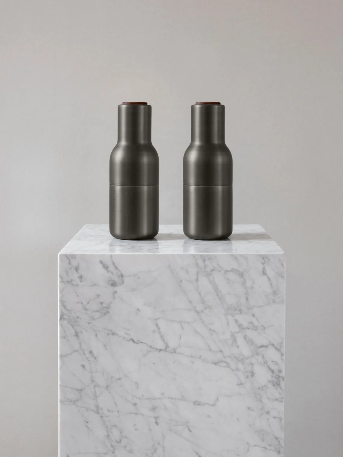 Online Audo Copenhagen Moulins à sel et à poivre design avec couvercle en noyer Bottle Grinder, 2 élém. Anthracite, bois de noyer