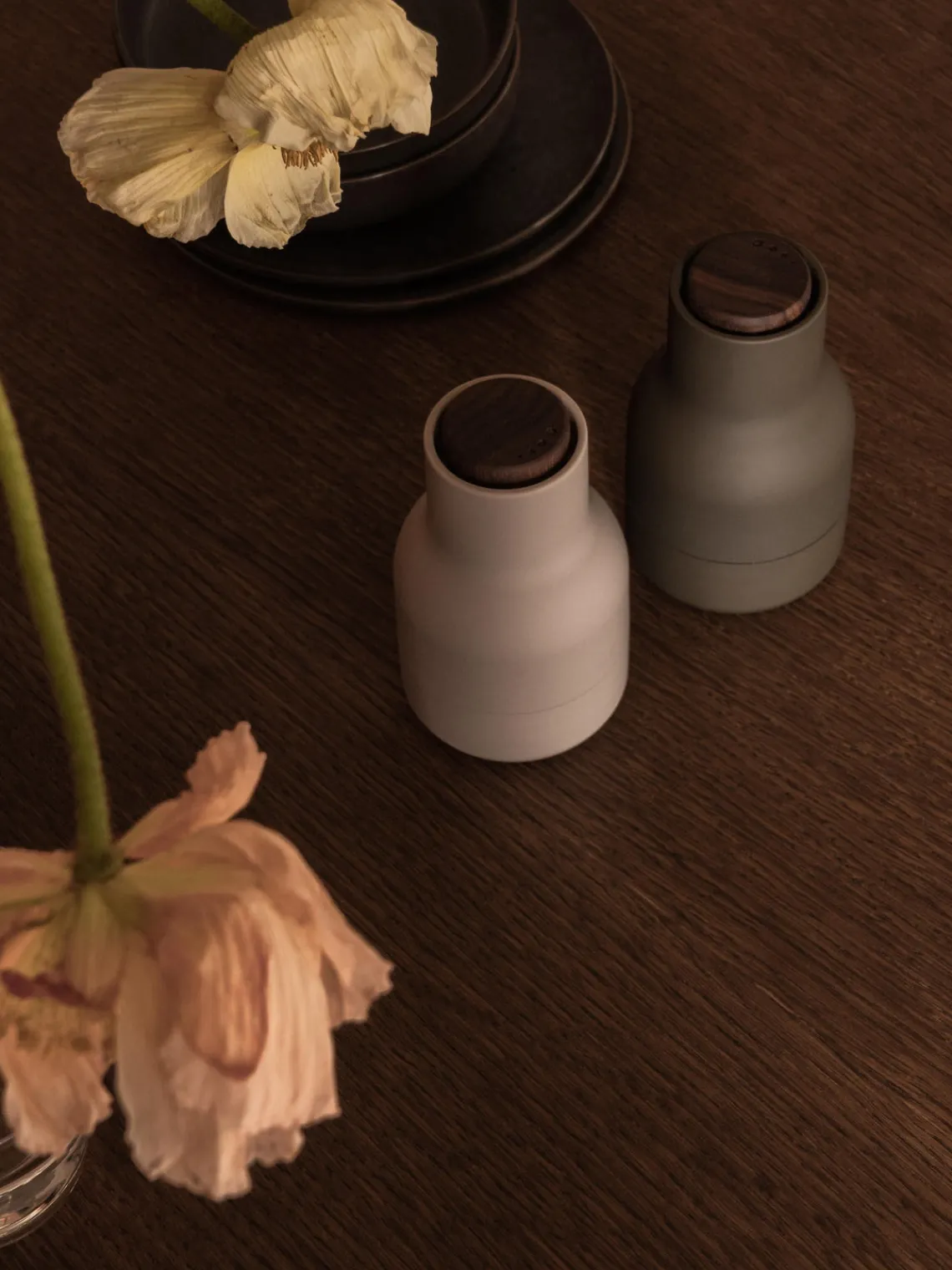 Hot Audo Copenhagen Moulins à sel et à poivre design avec couvercle en noyer Bottle Grinder, 2 élém. Vert olive, beige clair, bois de noyer