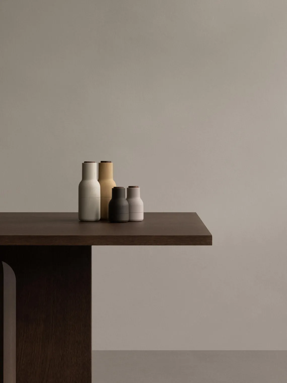 Hot Audo Copenhagen Moulins à sel et à poivre design avec couvercle en noyer Bottle Grinder, 2 élém. Vert olive, beige clair, bois de noyer