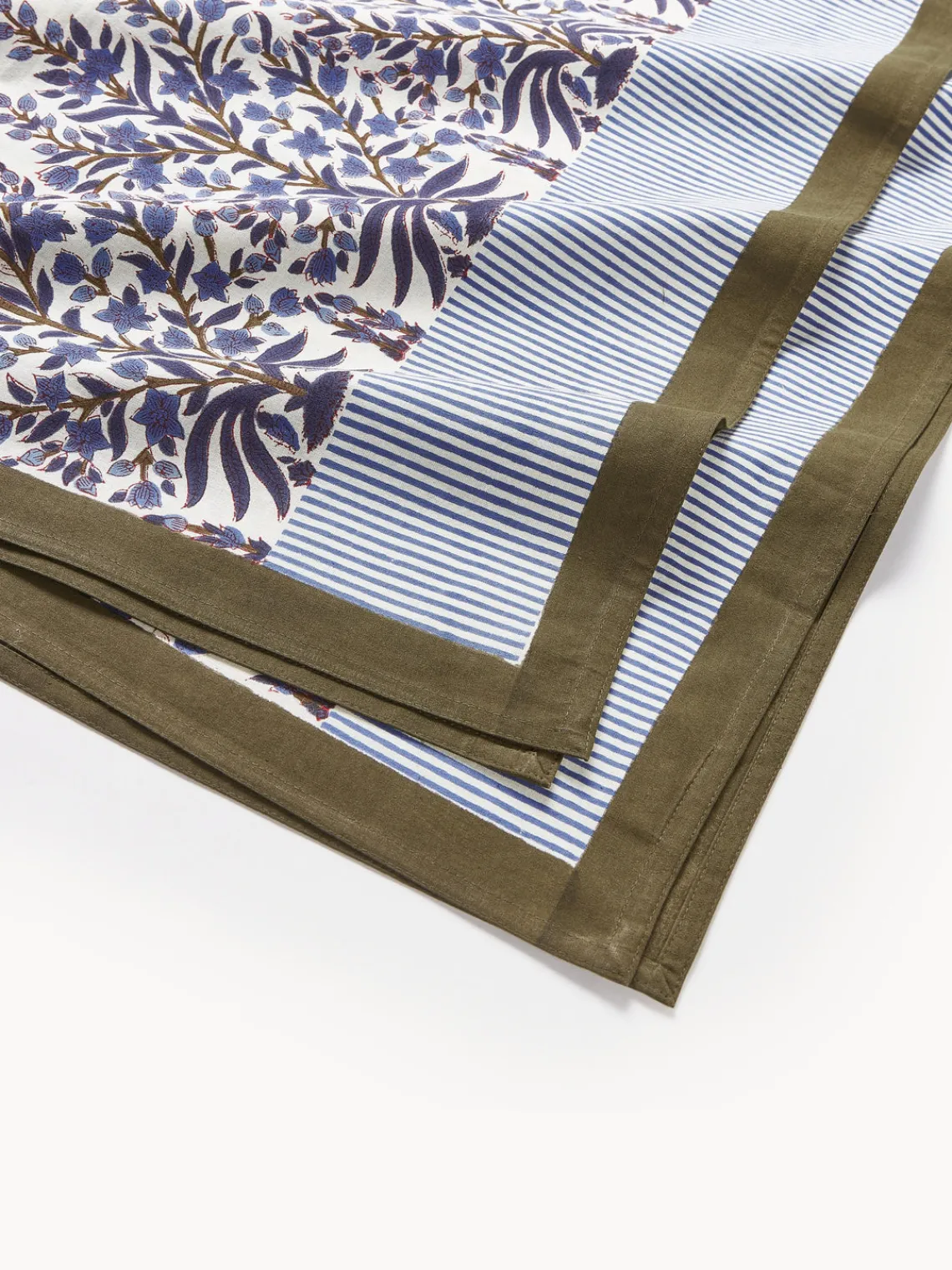 Hot Bungalow Nappe avec motif à fleurs Jasmine Bleu foncé, blanc cassé, brun