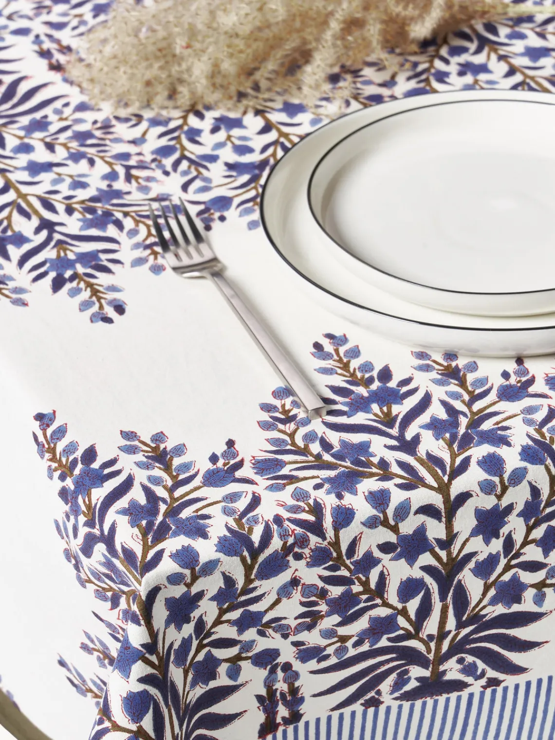 Hot Bungalow Nappe avec motif à fleurs Jasmine Bleu foncé, blanc cassé, brun