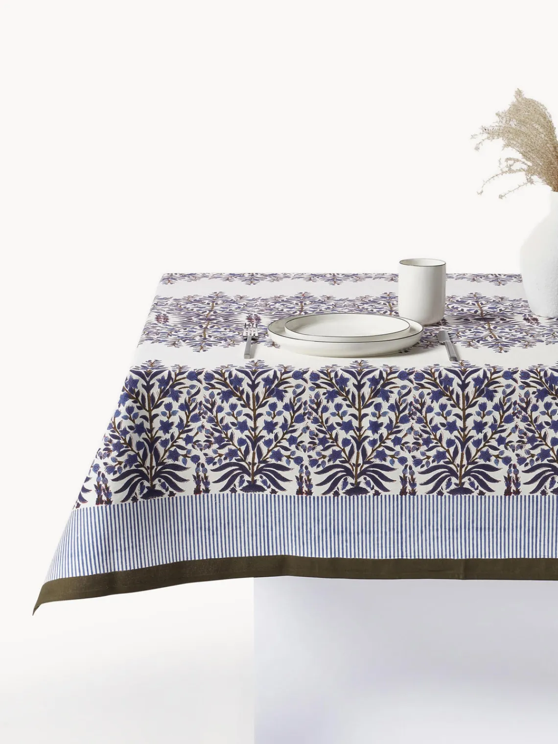 Hot Bungalow Nappe avec motif à fleurs Jasmine Bleu foncé, blanc cassé, brun