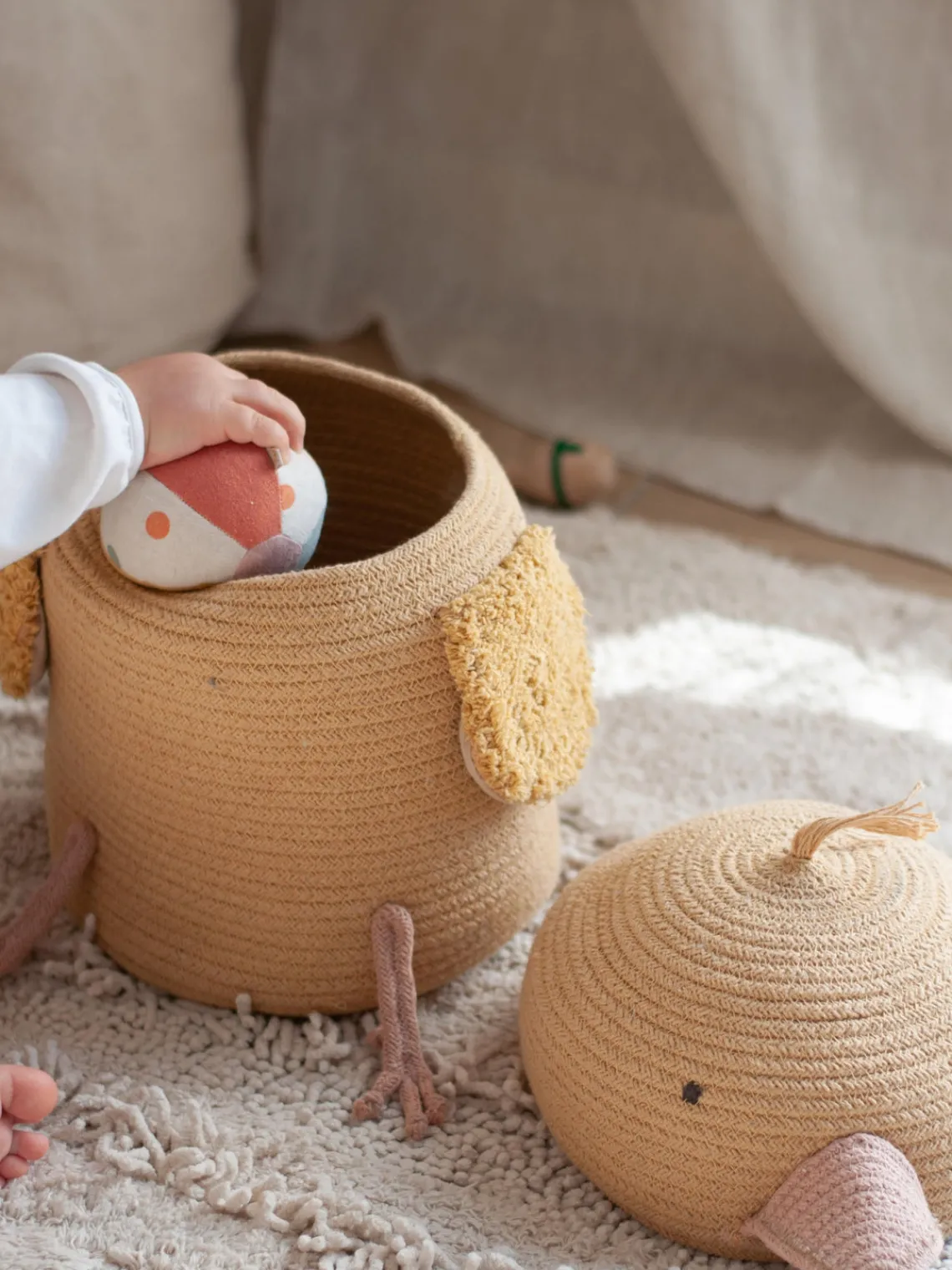 Online Lorena Canals Panier de rangement artisanal avec couvercle Charlie the Chicken Ocre, pêche