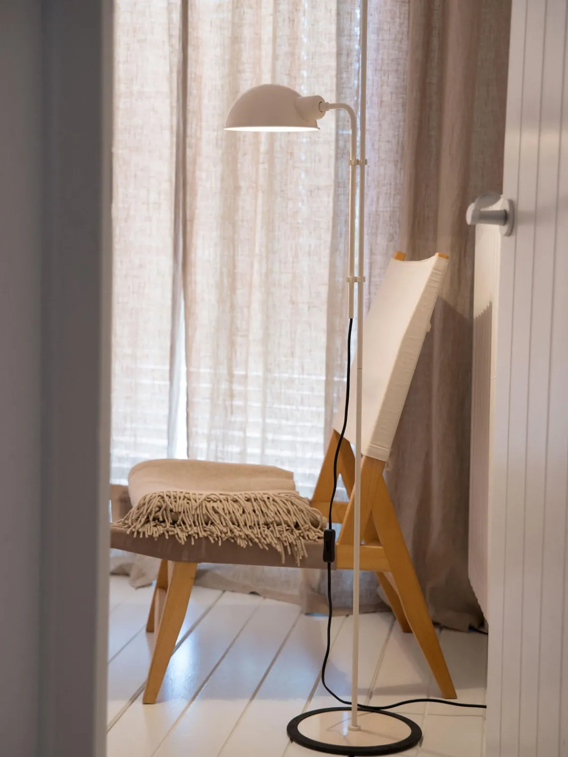 Discount Marset Petit lampadaire orientable Funiculí Beige clair, haute brillance