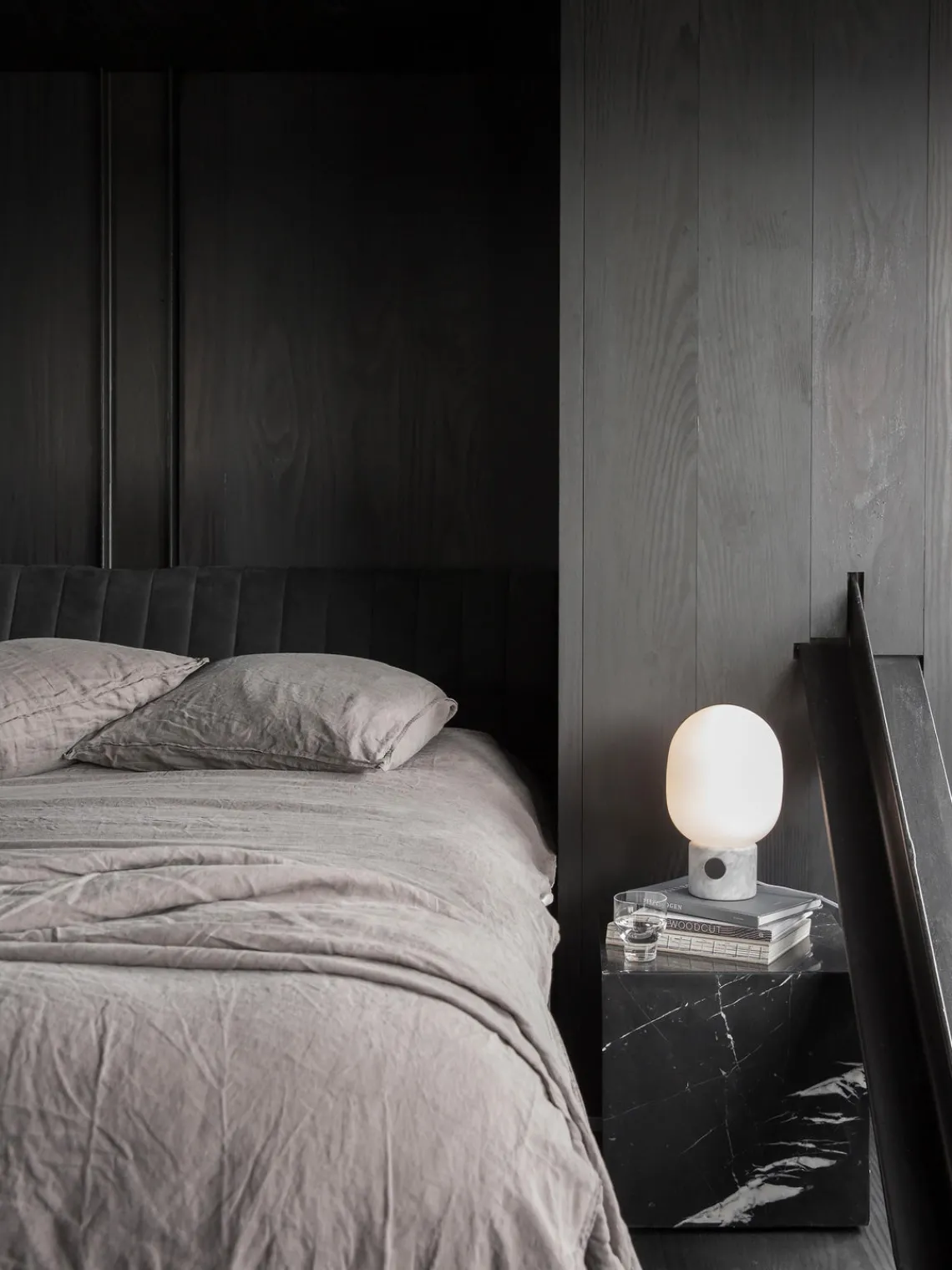 Fashion Audo Copenhagen Petite lampe à poser à intensité variable JWDA, haut. 32 cm Blanc, gris clair marbré