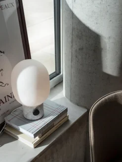 Fashion Audo Copenhagen Petite lampe à poser à intensité variable JWDA, haut. 32 cm Blanc, gris clair marbré