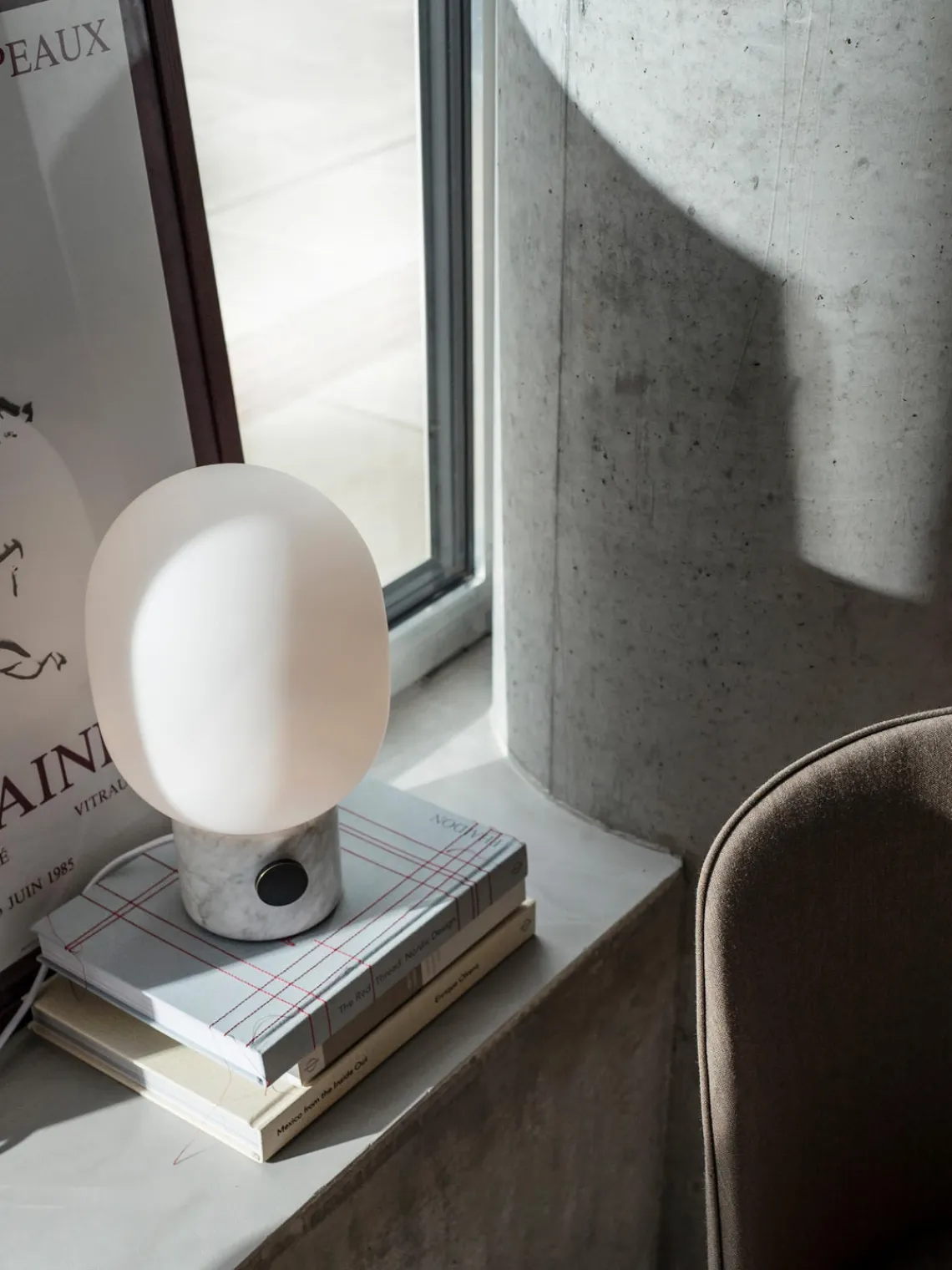 Fashion Audo Copenhagen Petite lampe à poser à intensité variable JWDA, haut. 32 cm Blanc, gris clair marbré