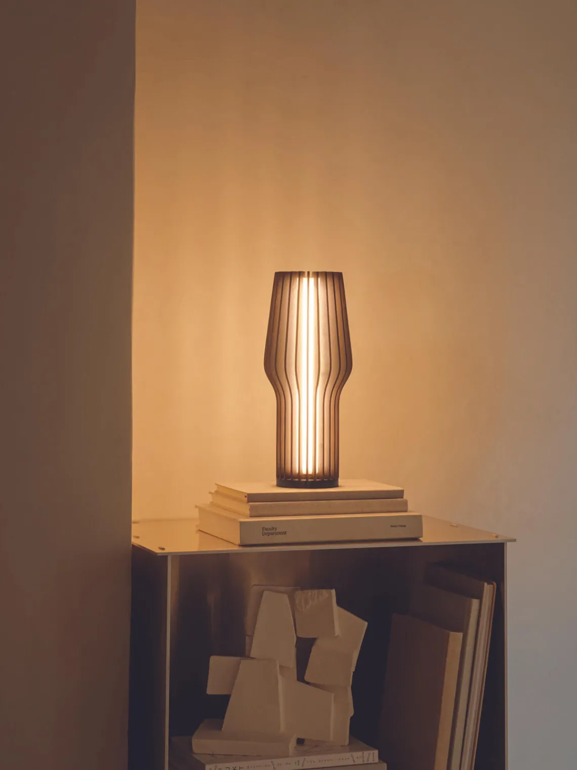 Hot Eva Solo Petite lampe à poser LED mobile Radiant, intensité lumineuse variable Bois de chêne, anthracite laqué