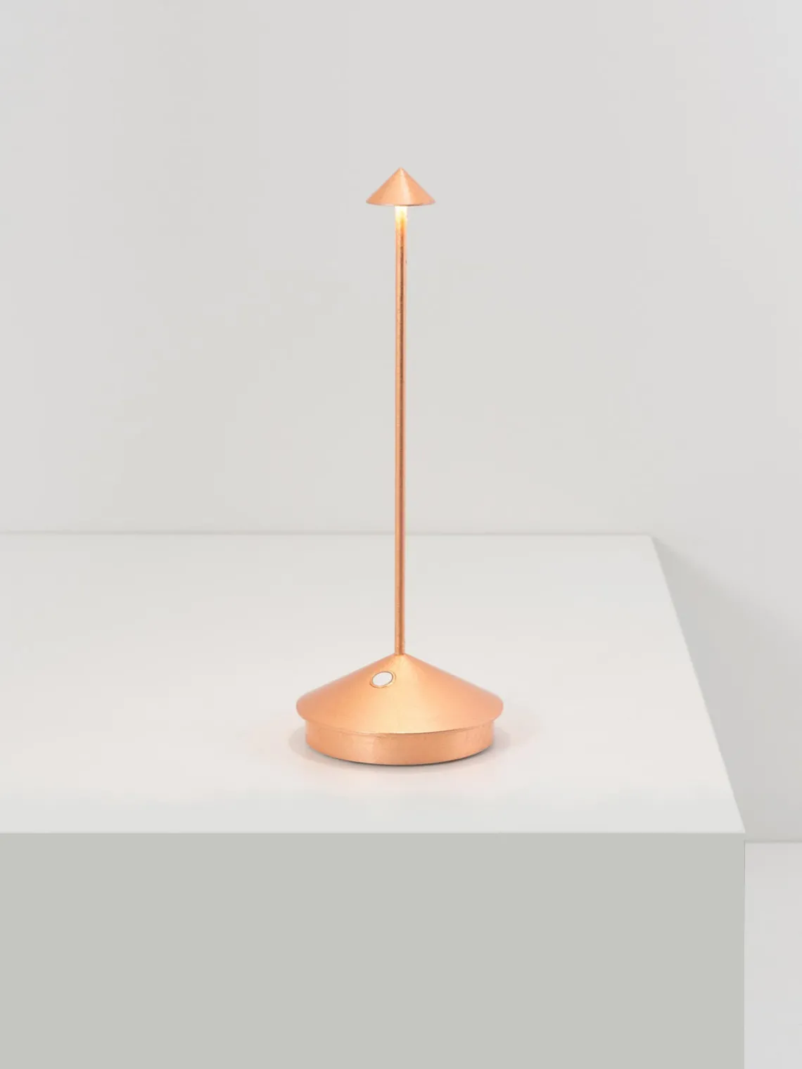 Best zafferano Petite lampe à poser LED mobile Pina, intensité lumineuse variable Tons cuivre