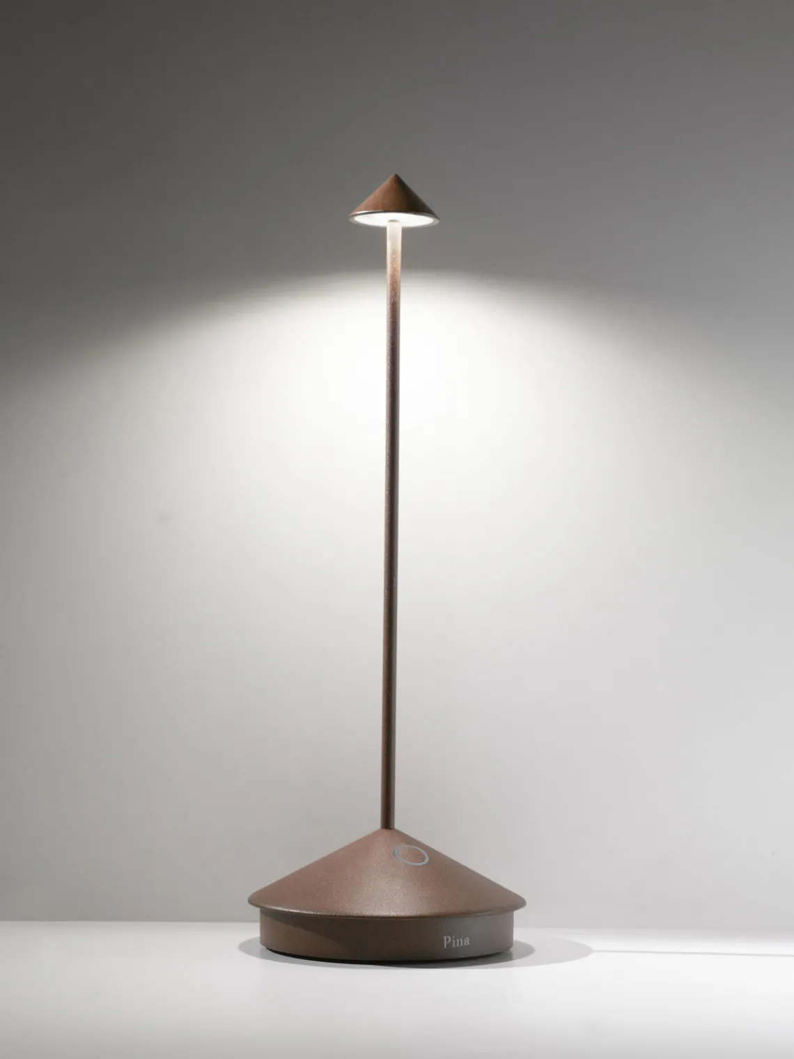 Online zafferano Petite lampe à poser LED mobile Pina, intensité lumineuse variable Brun