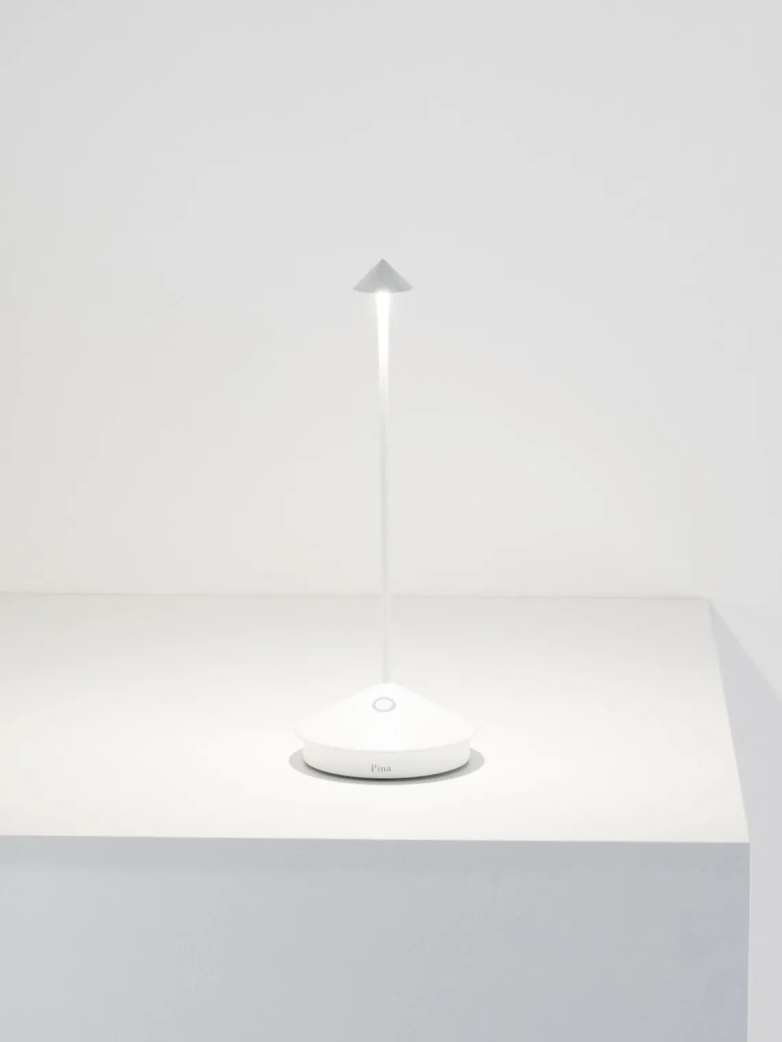 Best zafferano Petite lampe à poser LED mobile Pina, intensité lumineuse variable Blanc