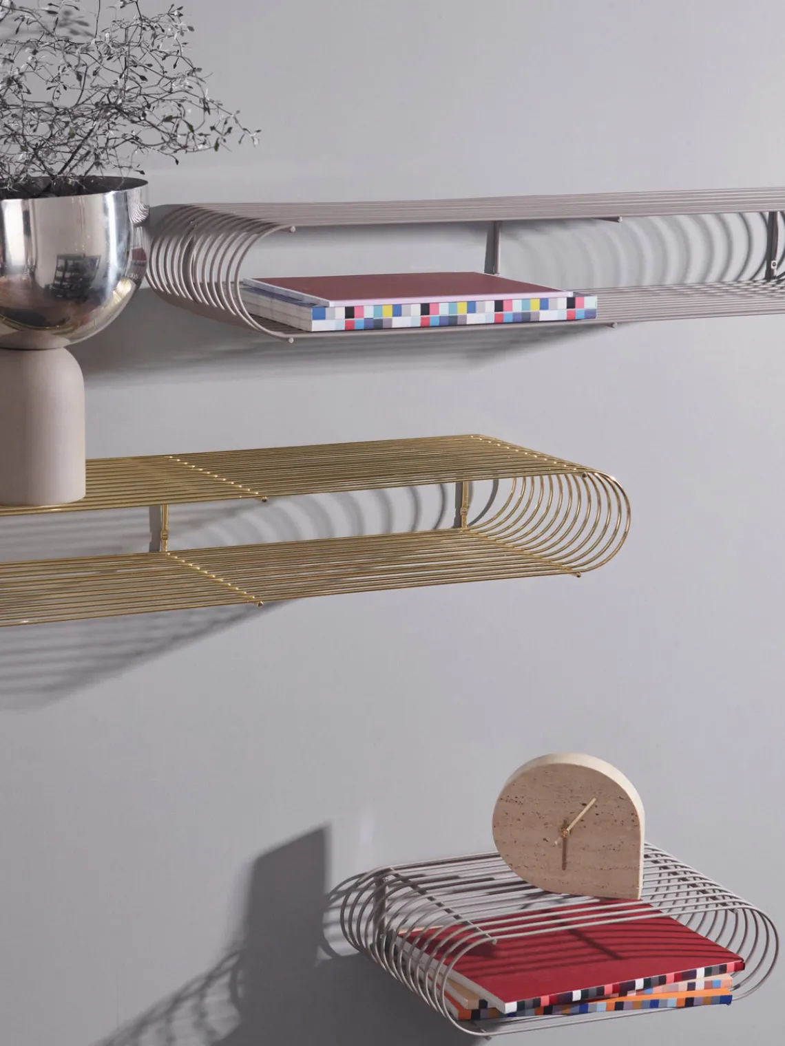 Outlet AYTM Petite étagère murale en métal Curve, larg. 80 cm Doré, haute brillance