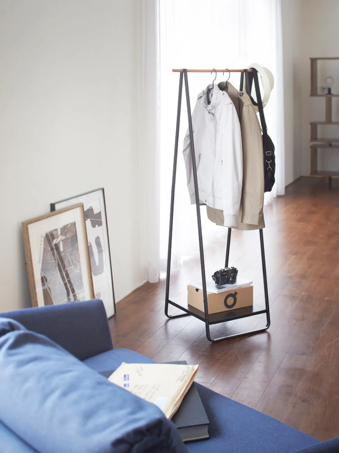 Discount Yamazaki Porte-manteau en métal Tower Noir, bois foncé