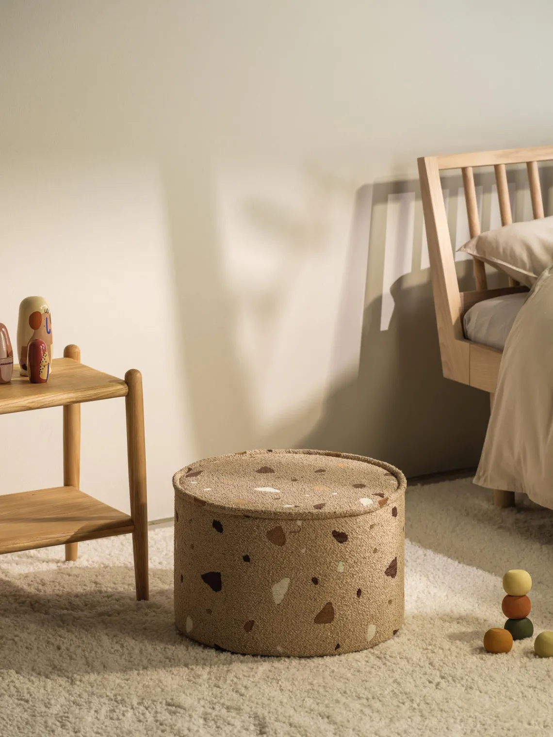 Outlet Wigiwama Pouf en bouclette pour enfants fait main Sugar, Ø 40 cm Bouclette beige, aspect terrazzo