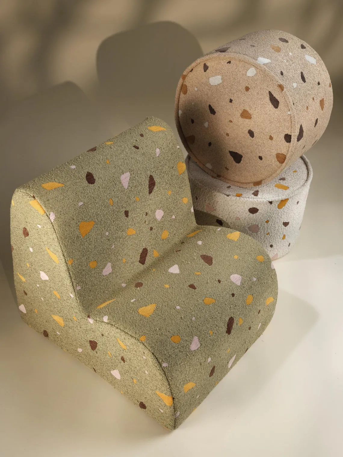 Outlet Wigiwama Pouf en bouclette pour enfants fait main Sugar, Ø 40 cm Bouclette beige, aspect terrazzo