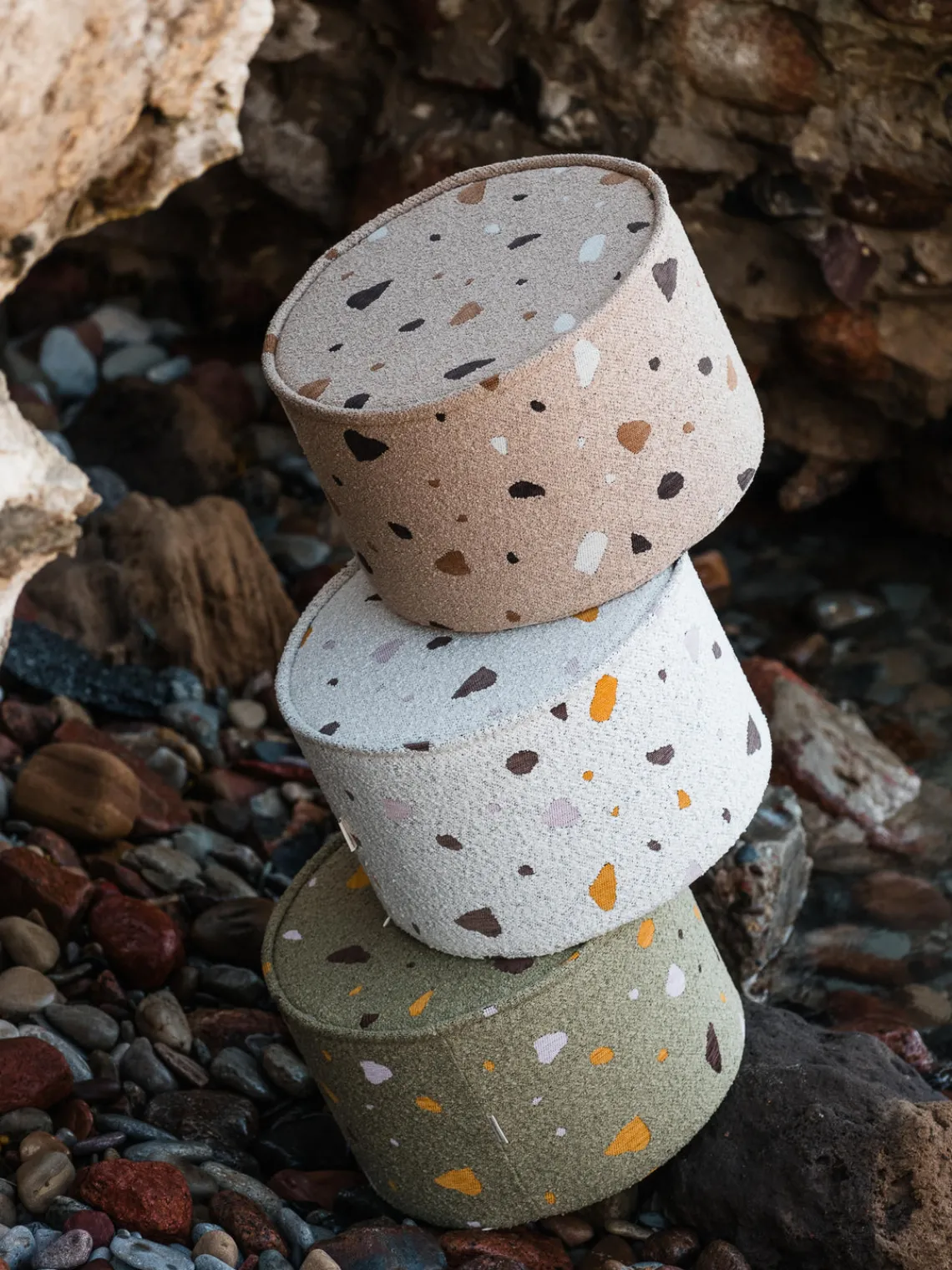 Outlet Wigiwama Pouf en bouclette pour enfants fait main Sugar, Ø 40 cm Bouclette beige, aspect terrazzo