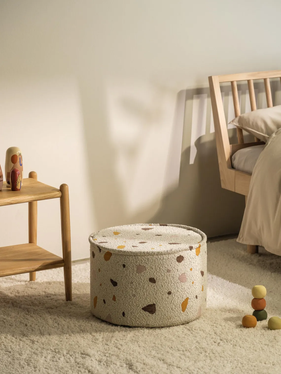 New Wigiwama Pouf en bouclette pour enfants fait main Sugar, Ø 40 cm Bouclette blanche, aspect terrazzo