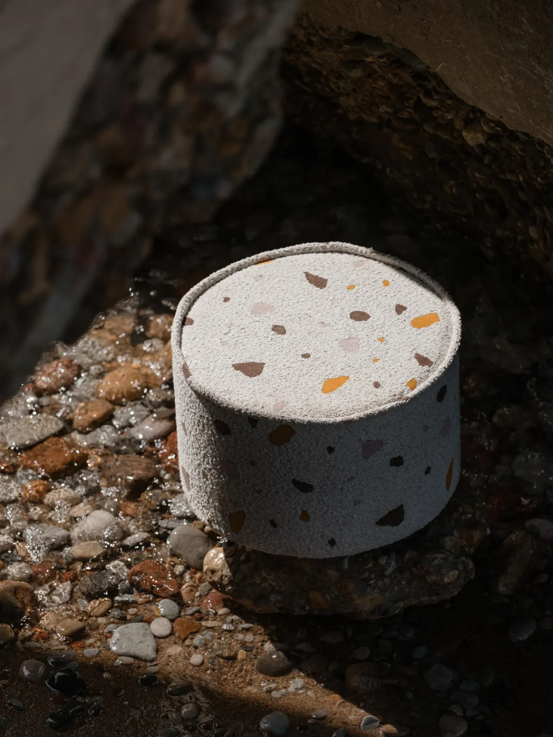 New Wigiwama Pouf en bouclette pour enfants fait main Sugar, Ø 40 cm Bouclette blanche, aspect terrazzo