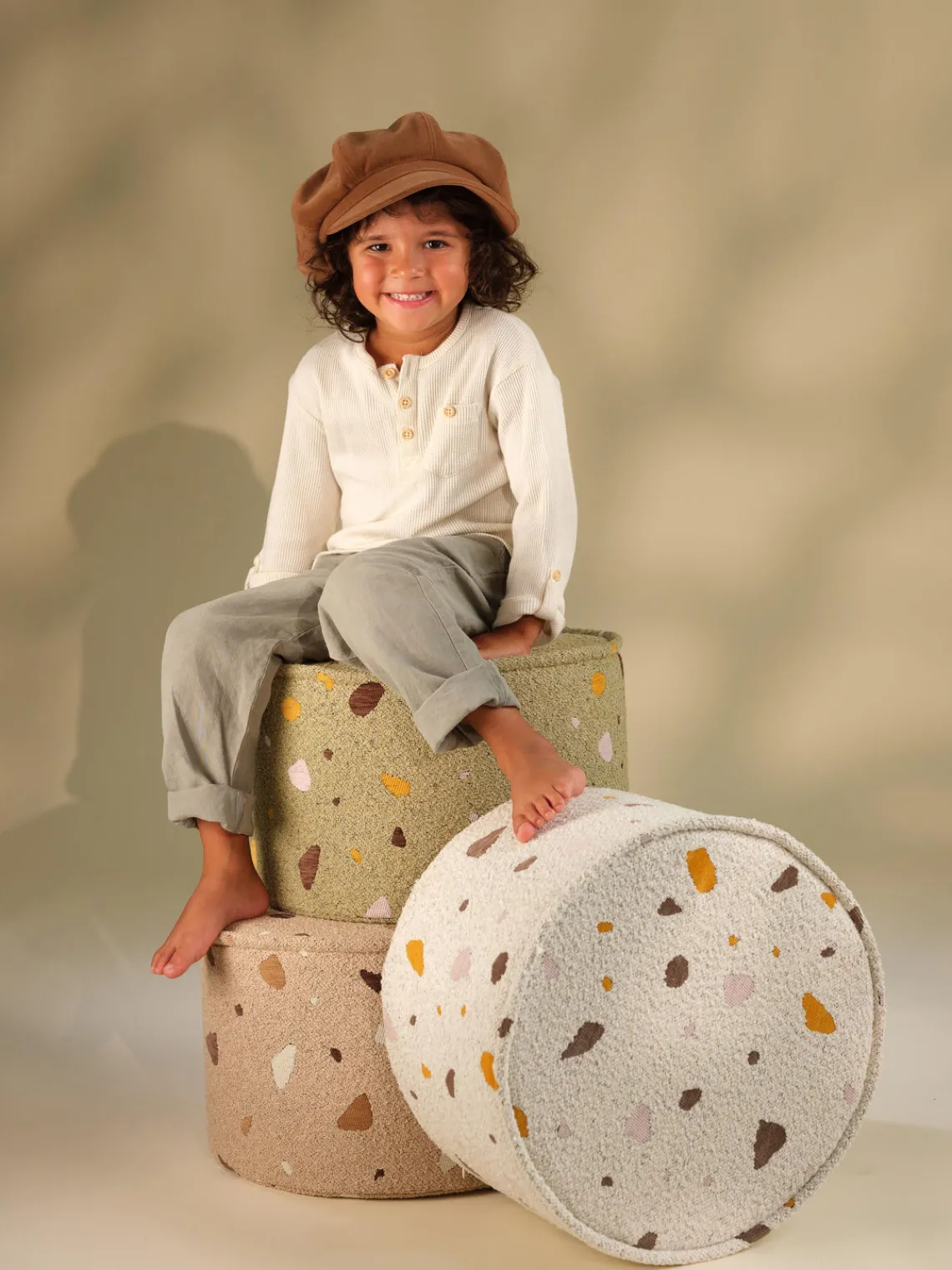 New Wigiwama Pouf en bouclette pour enfants fait main Sugar, Ø 40 cm Bouclette blanche, aspect terrazzo