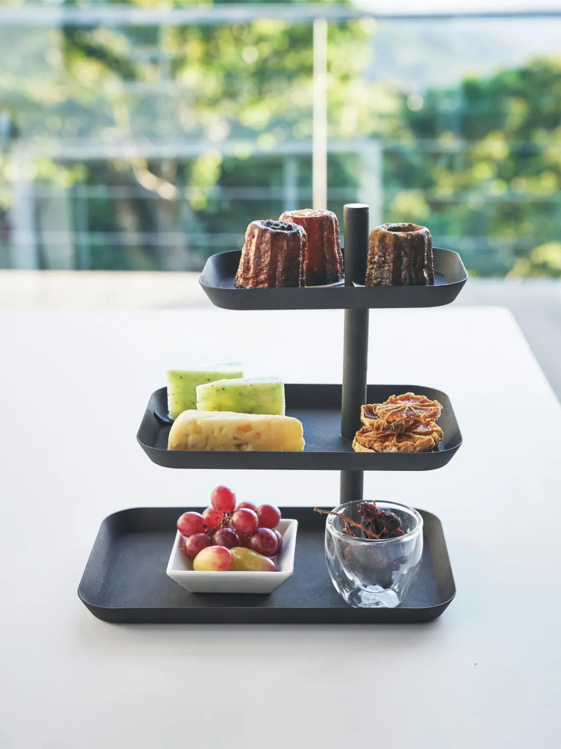 Clearance Yamazaki Présentoir à gâteau en métal Tower Noir