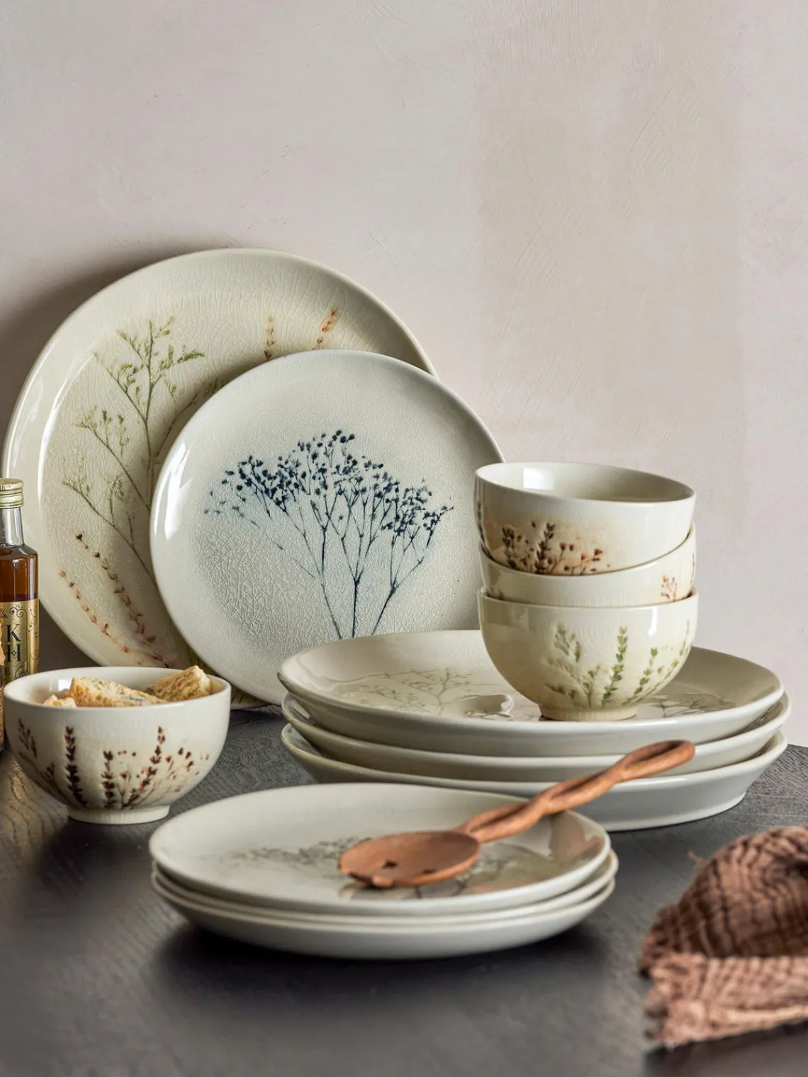 Clearance Bloomingville Service de table peint à la main motif botanique Bea, 4 personnes (12 élém.)