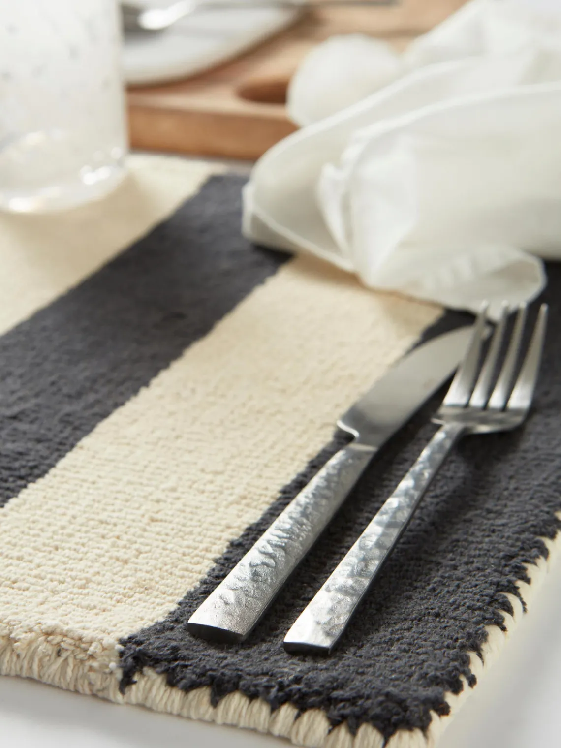 Hot Jotex Sets de table tuftés à la main Kio Stripe, 4 pièces Noir, blanc crème