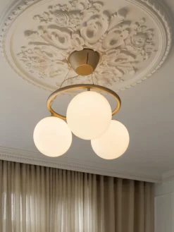 Sale Nuura Suspension à boule de verre Miira Doré, blanc