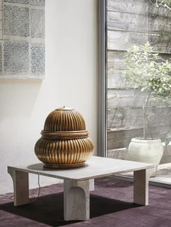 Outlet GUBI Table basse en travertin Doric, larg. 80 cm Travertin aux tons beiges