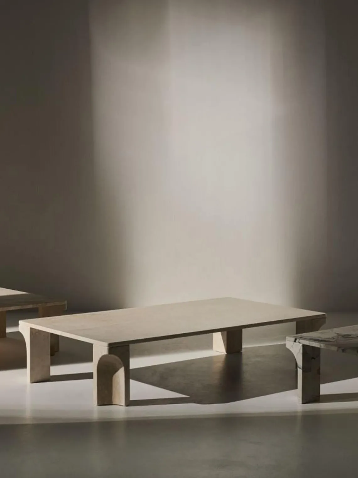 Sale GUBI Table basse en travertin Doric, larg. 140 cm Travertin aux tons beiges