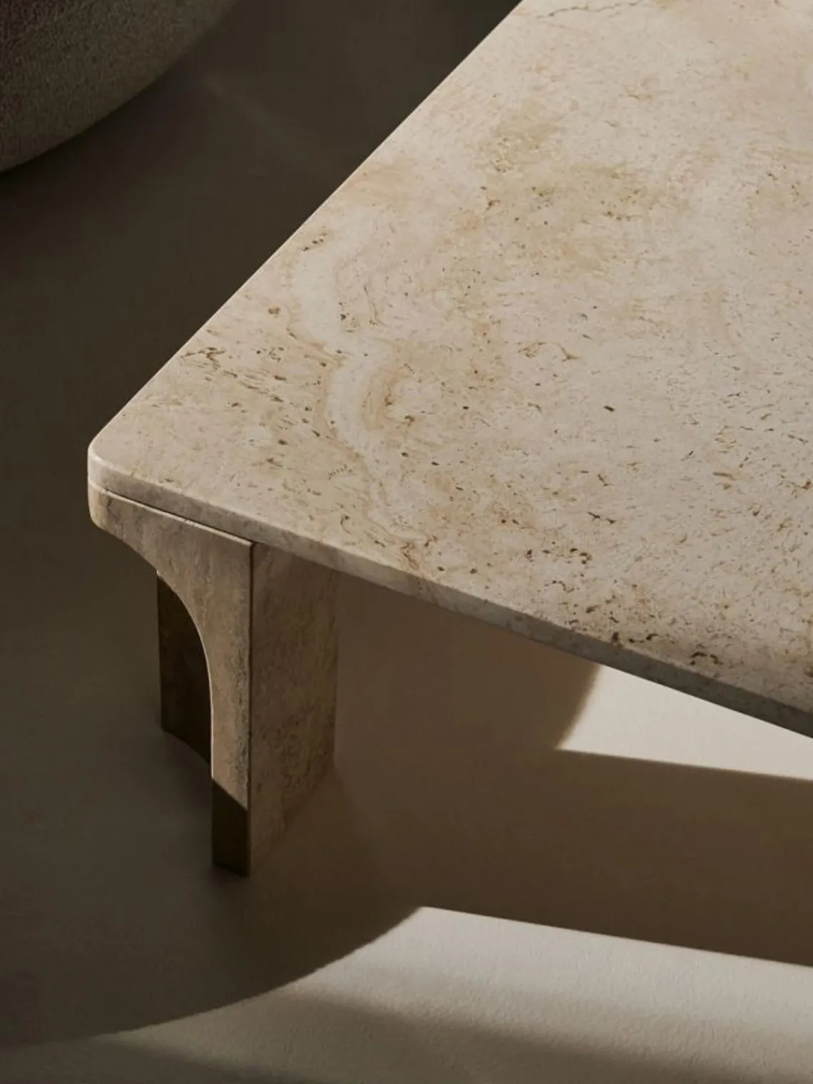 Sale GUBI Table basse en travertin Doric, larg. 140 cm Travertin aux tons beiges