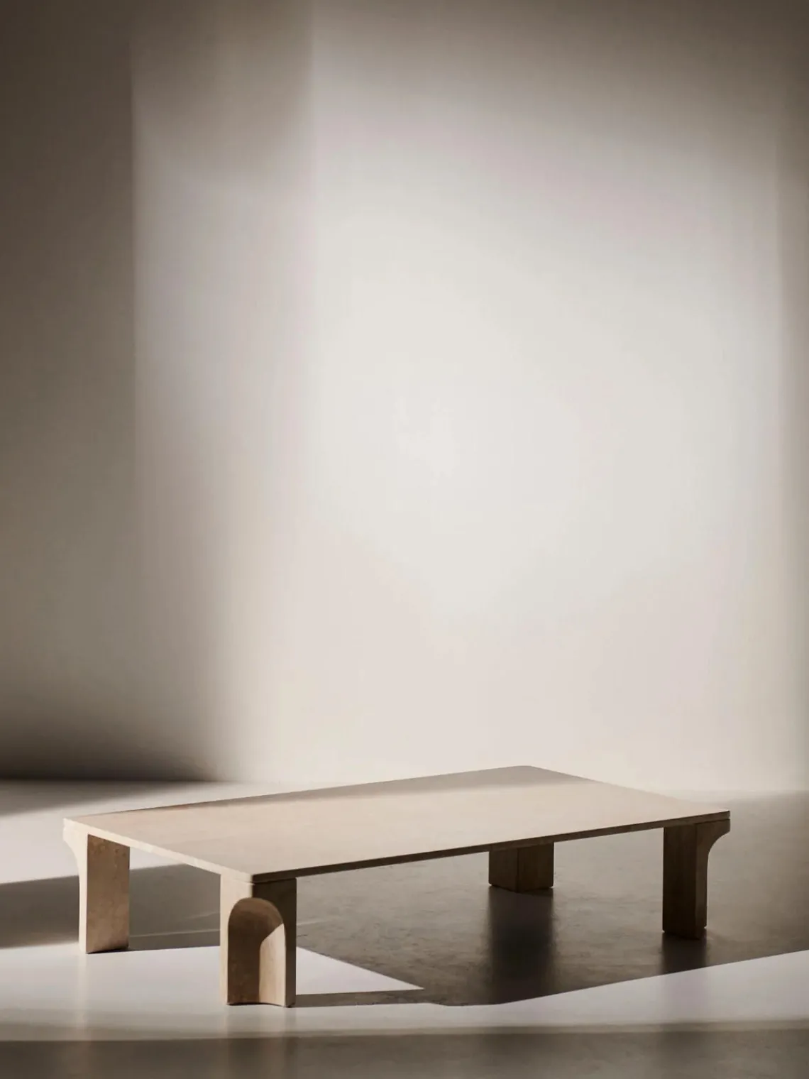 Sale GUBI Table basse en travertin Doric, larg. 140 cm Travertin aux tons beiges
