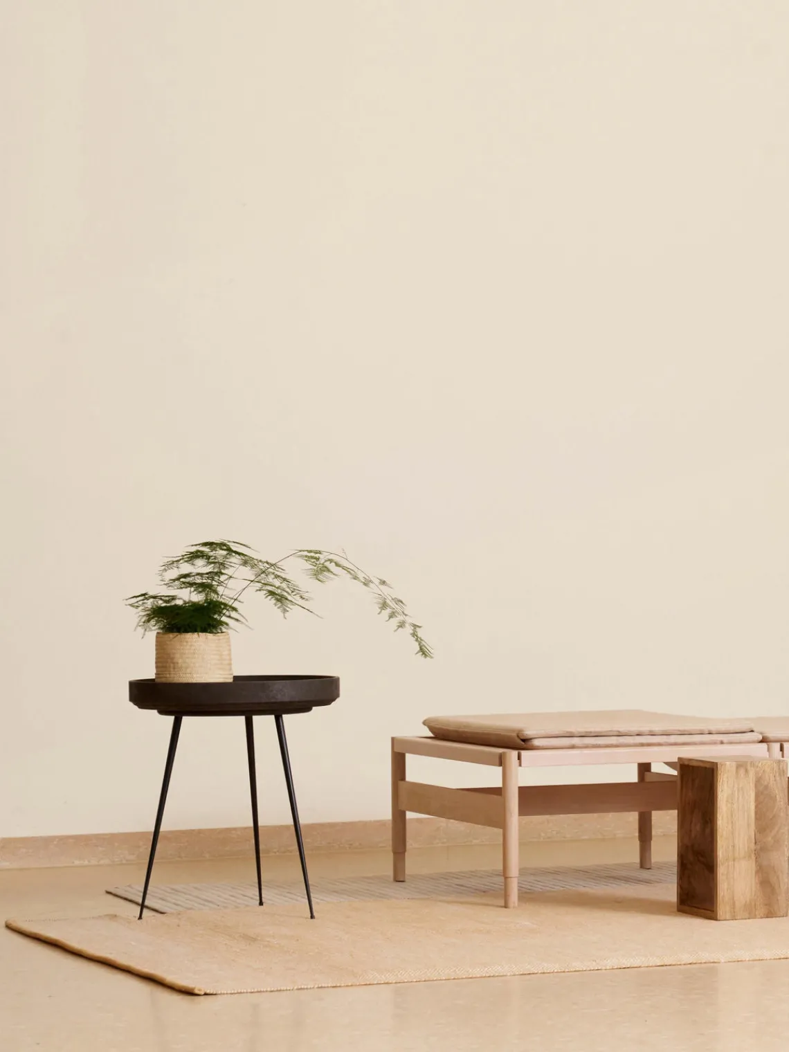 New Mater Table d'appoint en chêne artisanale Bowl Chêne brun foncé laqué