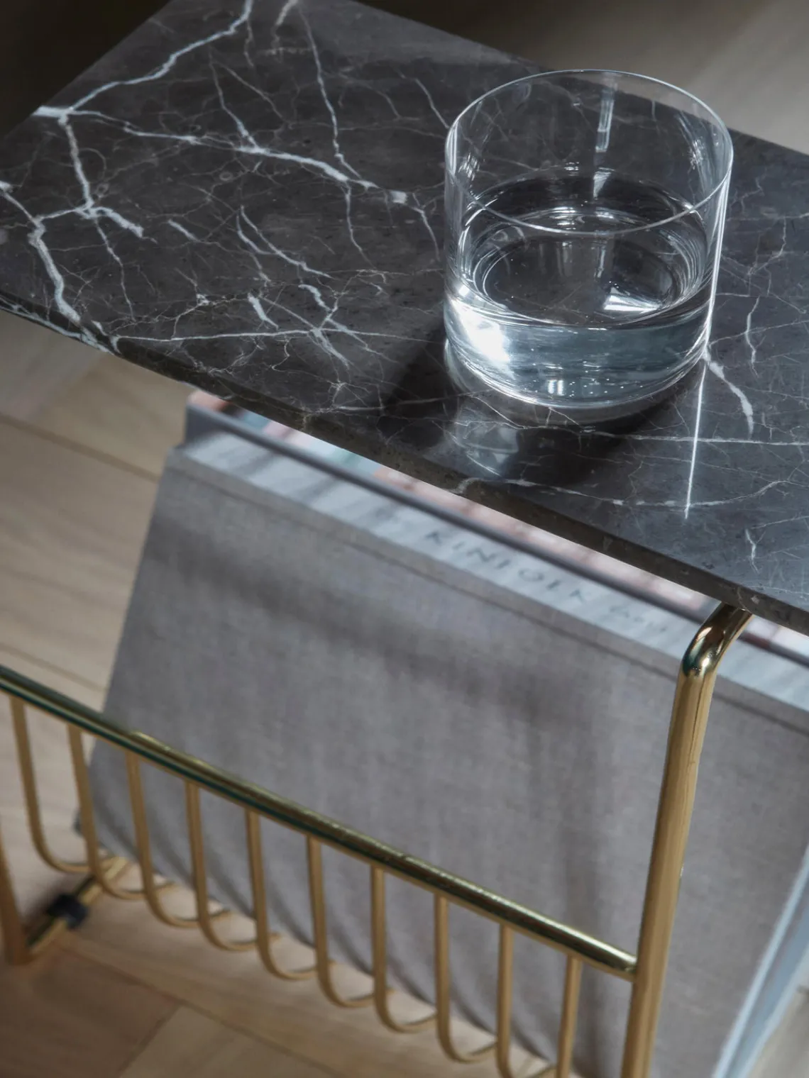 Outlet AYTM Table d'appoint en marbre avec porte-revues Sino Couleur dorée, noir, marbré