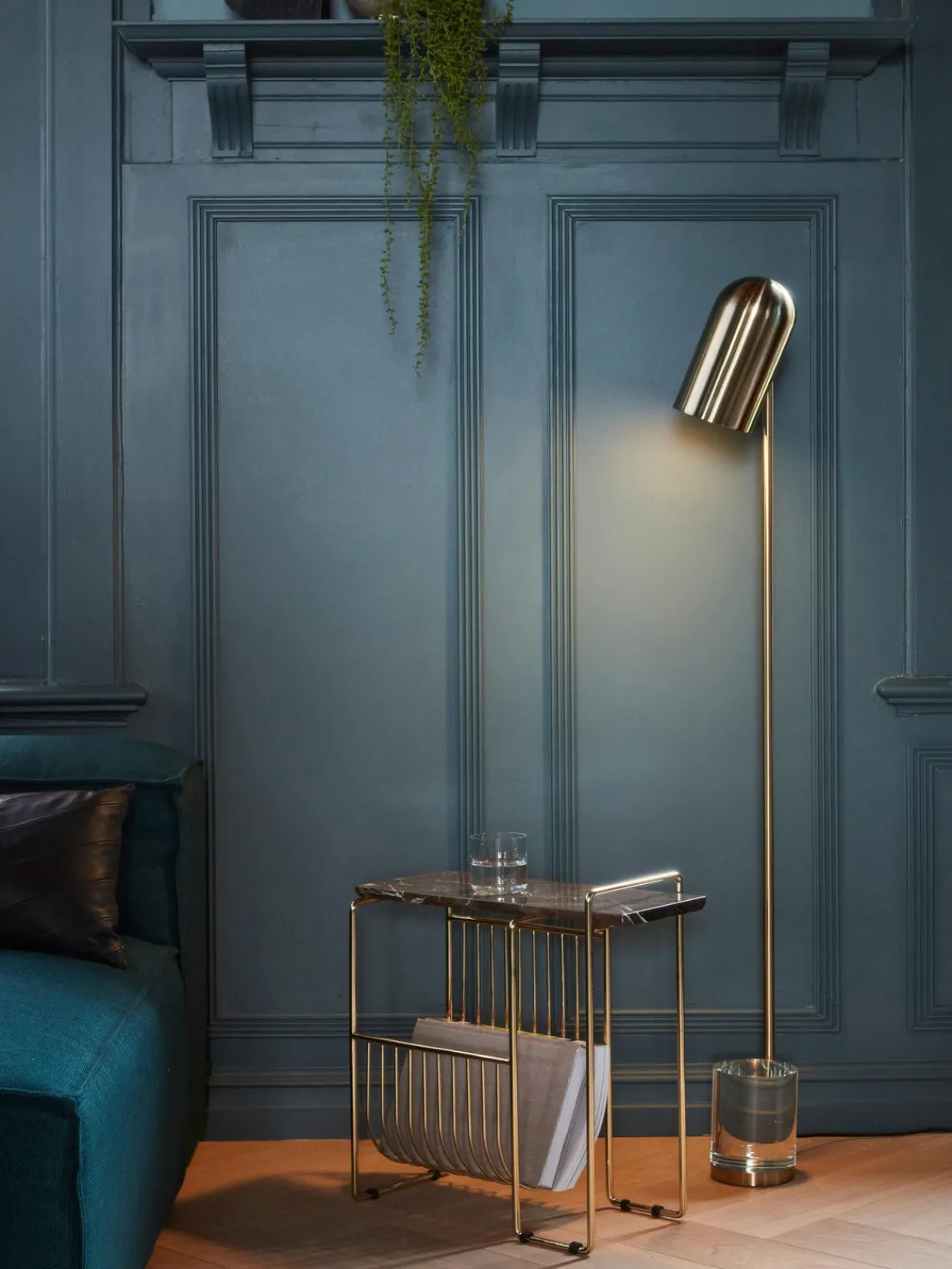 Outlet AYTM Table d'appoint en marbre avec porte-revues Sino Couleur dorée, noir, marbré