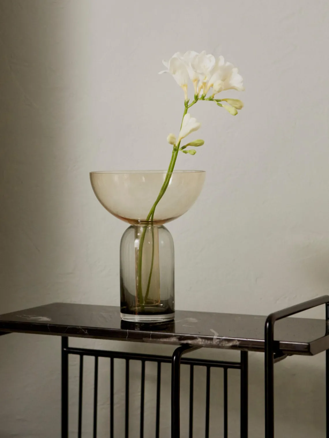 Clearance AYTM Table d'appoint en marbre avec porte-revues Sino Noir, marbré