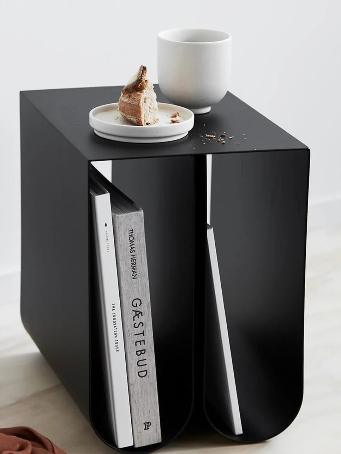 Online Kristina Dam Table d'appoint en métal Curved Noir