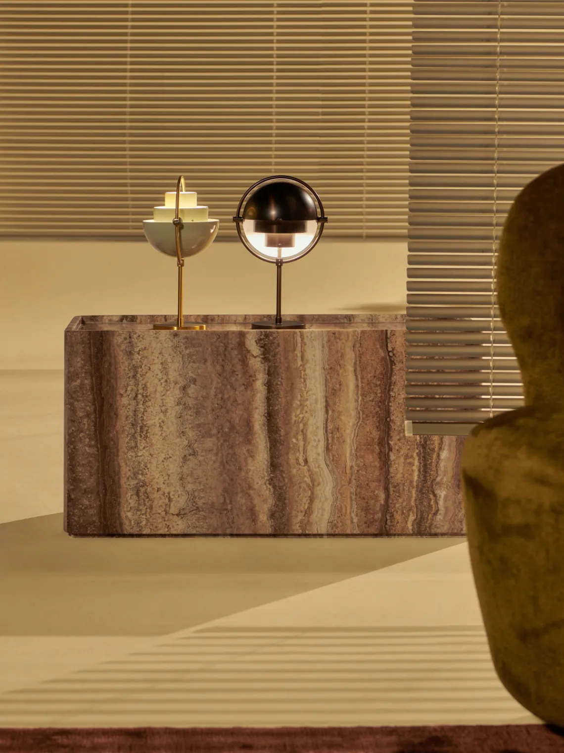 Fashion GUBI Table d'appoint en travertin Pietra Travertin taupe