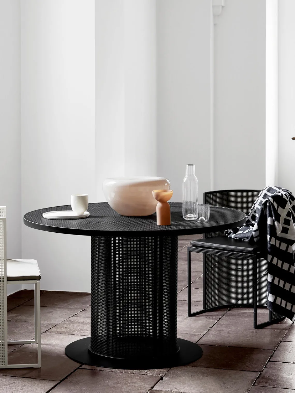 Sale Kristina Dam Table de jardin ronde Bauhaus Noir