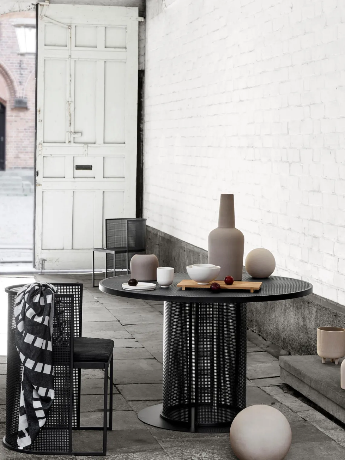 Sale Kristina Dam Table de jardin ronde Bauhaus Noir