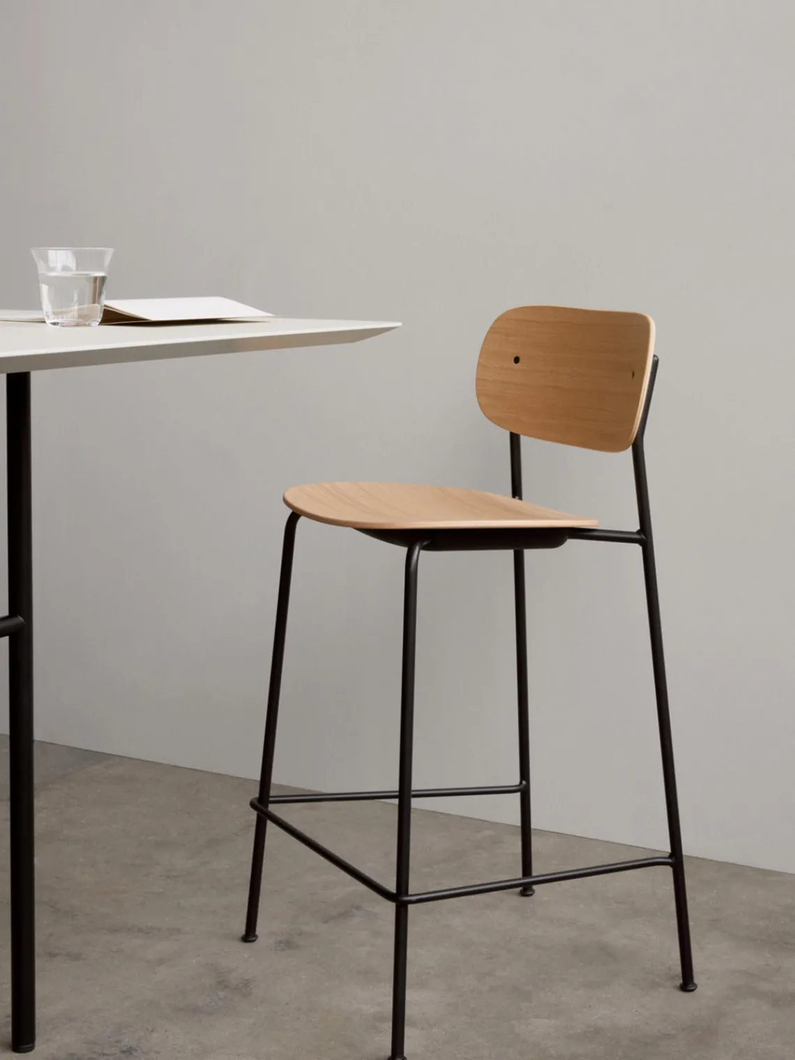 New Audo Copenhagen Tabouret de bar Co Chêne clair, cadre noir