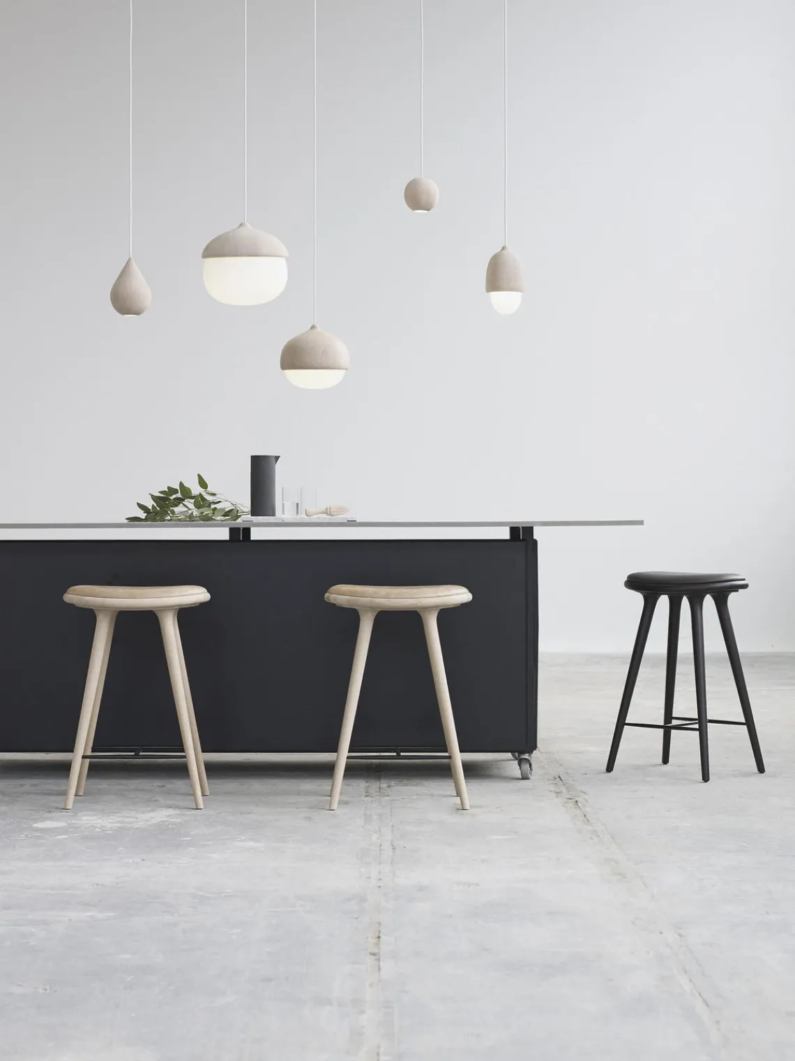 Fashion Mater Tabouret de comptoir en hêtre High Stool Cuir noir, hêtre noir laqué