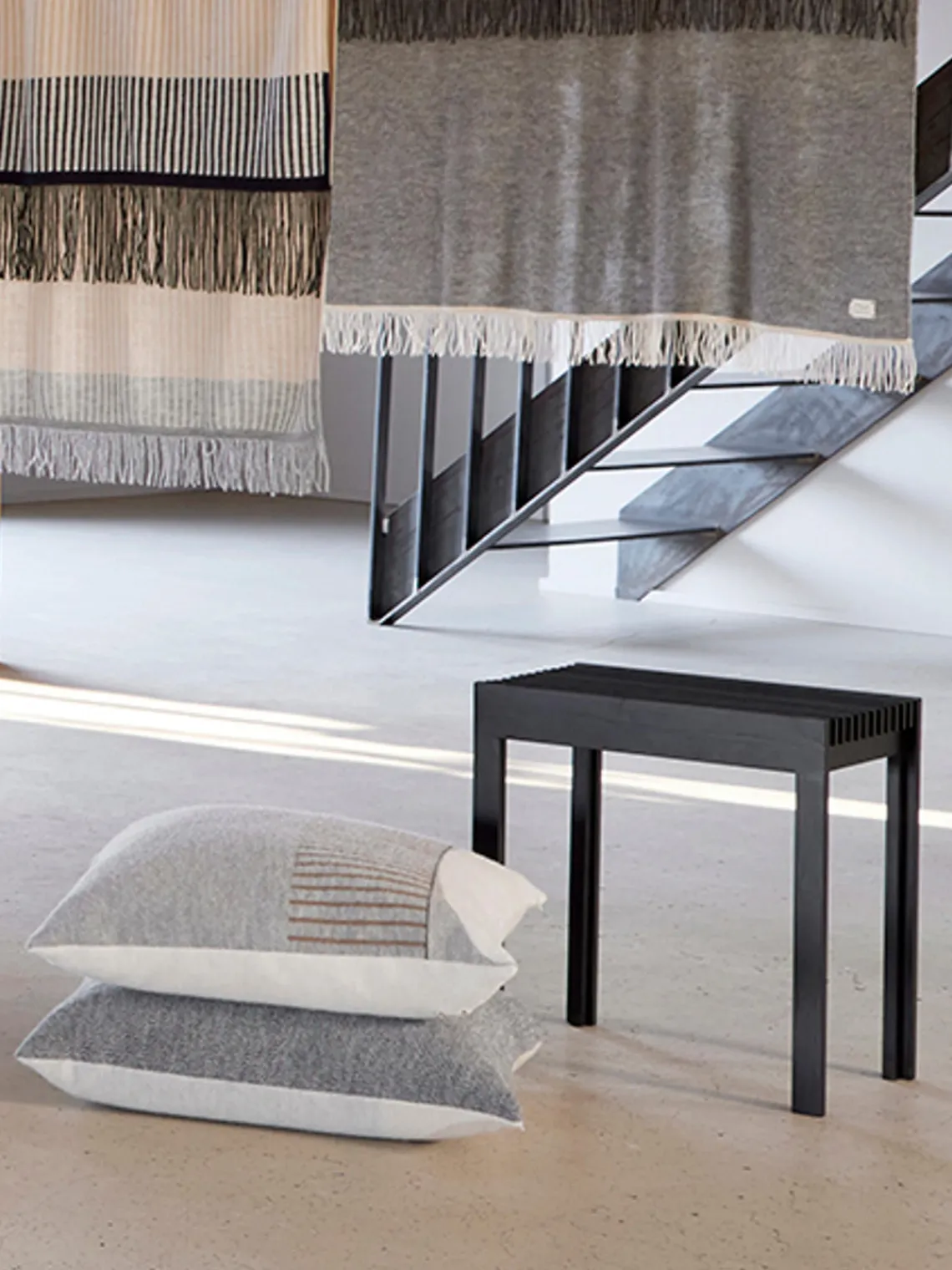 Fashion Form & Refine Tabouret en chêne Lightweight Chêne noir laqué