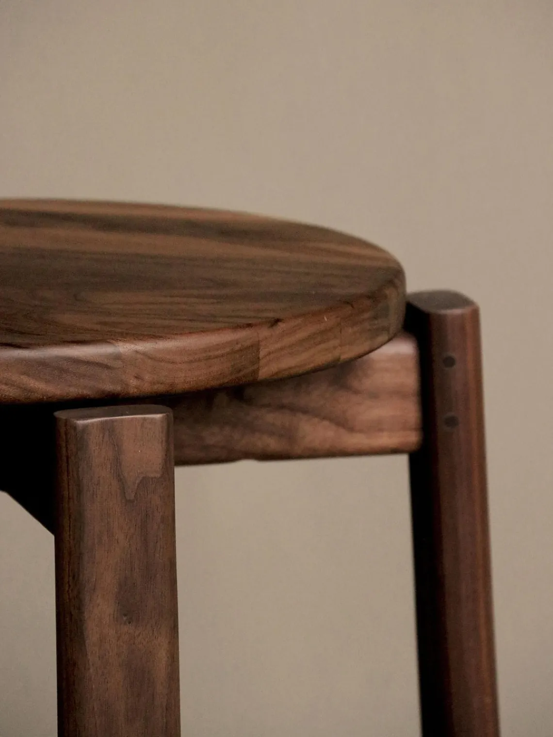 Sale Audo Copenhagen Tabouret en noyer Passage Bois de noyer, doré