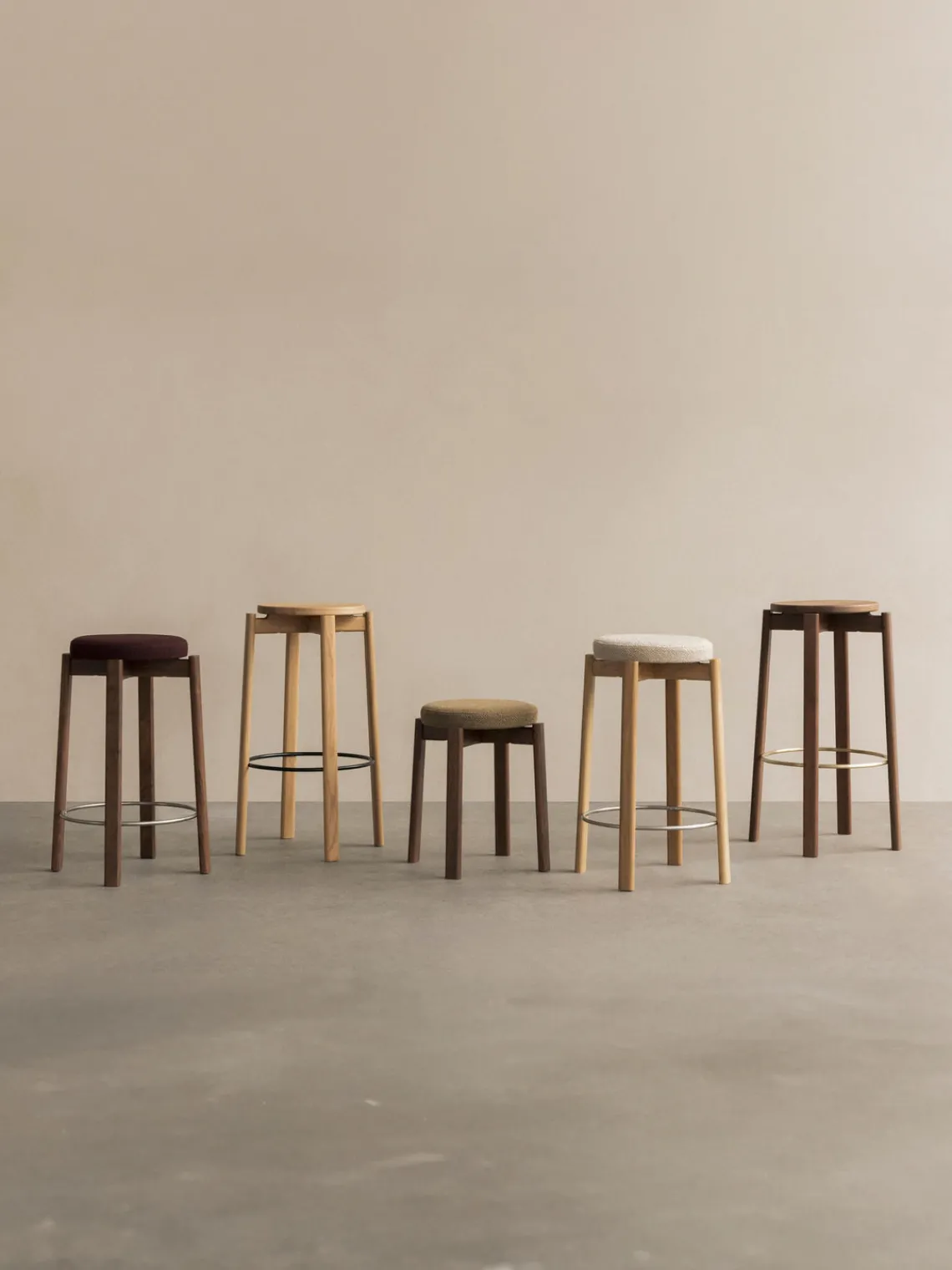 Sale Audo Copenhagen Tabouret en noyer Passage Bois de noyer, doré