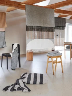 New Form & Refine Tabouret pliant en chêne Angle
