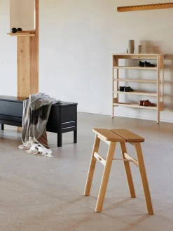 New Form & Refine Tabouret pliant en chêne Angle