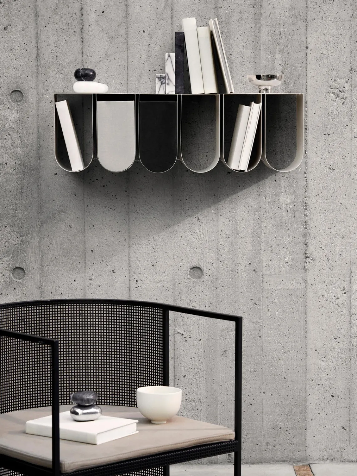 Fashion Kristina Dam Étagère murale en métal Curved Beige clair