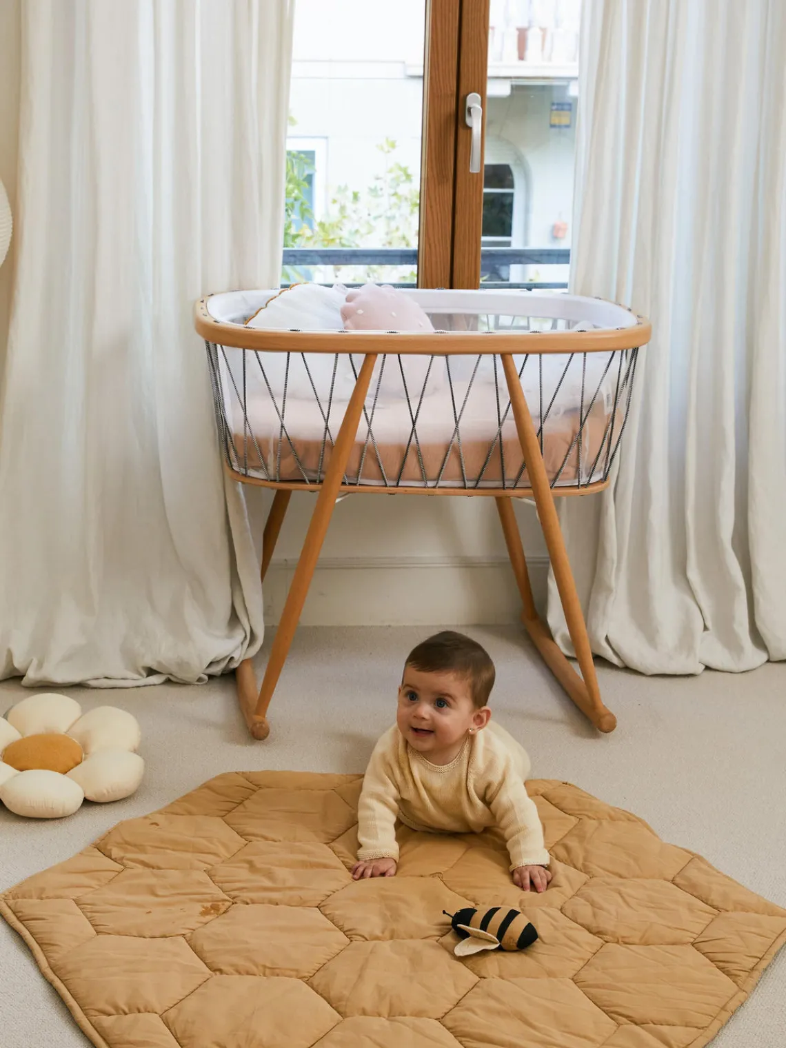 Online Lorena Canals Tapis de jeu fait main avec jouet hochet Honeycomb